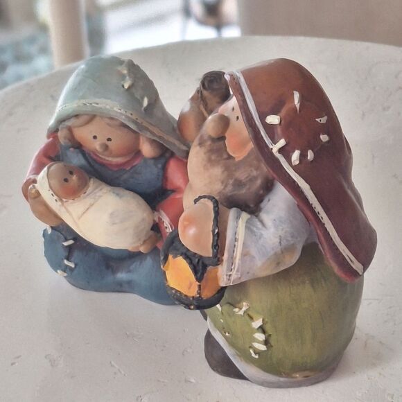 TII COLLECTIONS RESIN NATIVITY HOLY FAMILY FIGURINE Folksy One Solid Piece 5" - Picture 3 of 12